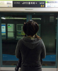 ２日目は地下鉄に乗って、姫子の通ってた大学へ行ってみよう！ん？この後姿は！