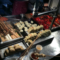 選ぶ間もなく串を４本！オモニ強し！安くて美味しくて３００円！食べ物だけではない、何か温かいものが体中を巡ったのです。イメージとは違い、全体的に薄味なのに驚き！日本食の方が濃口だと実感！